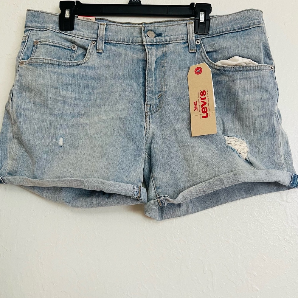 NWT Levis Light Wash Denim Shorts Cuffed Mid length Mid Rise Shorts Size 33